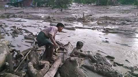 Searching for a missing Lahu farmer after the floods in Nam Wan village (Photo courtesy of Japhet Jakui)